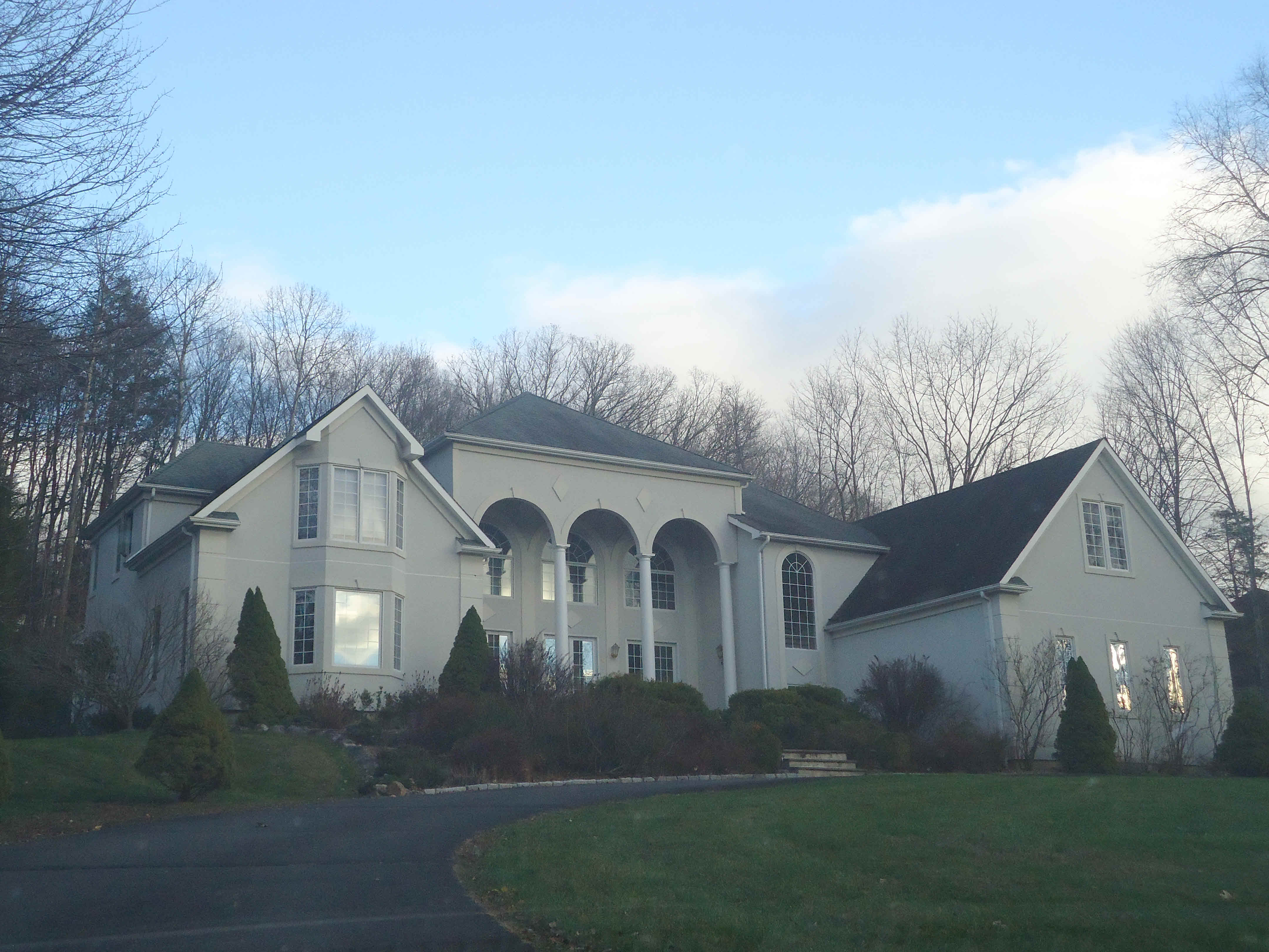 Building photograph for 10 LANDMARK DR